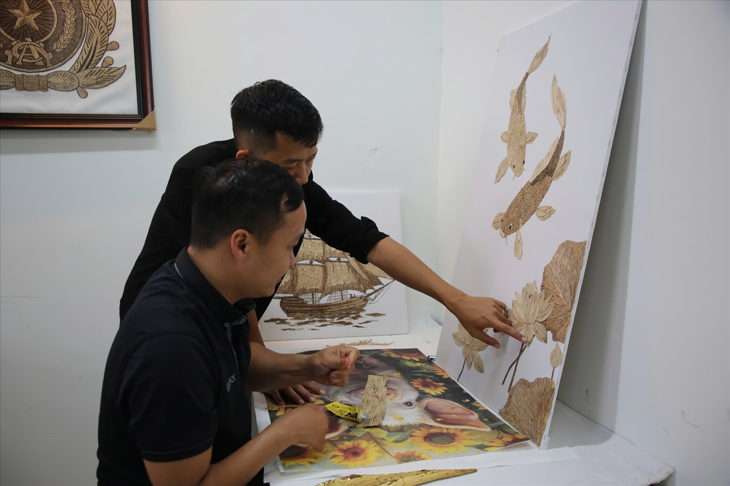 Anh Đức hướng dẫn làm tranh từ trầm hương.
