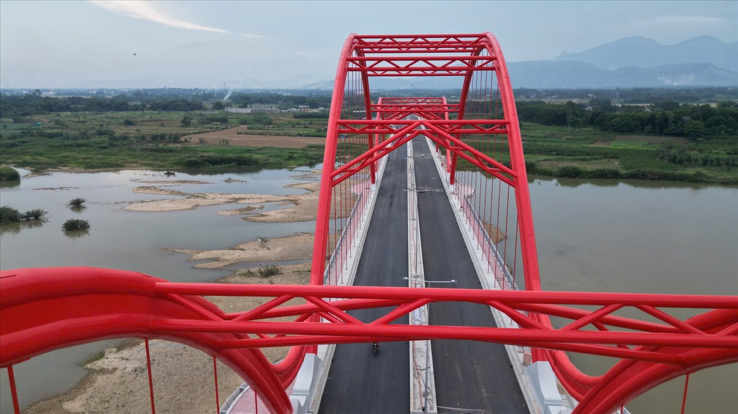 Thiết kế nổi bật từ các nhịp vòm tạo điểm nhấn cho cầu.