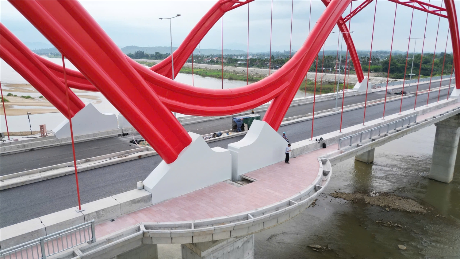 Dọc hành lang cầu có nhiều điểm ngắm cảnh dành cho người dân.