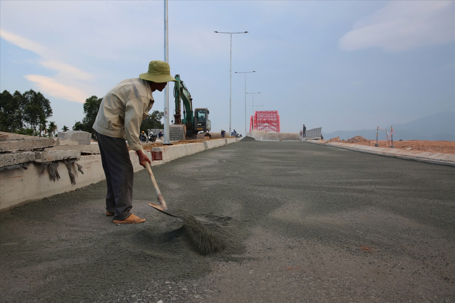 Công nhân đang hoàn thiện các công đoạn cuối để đưa vào dụng dự kiến cuối tháng 6/2025.