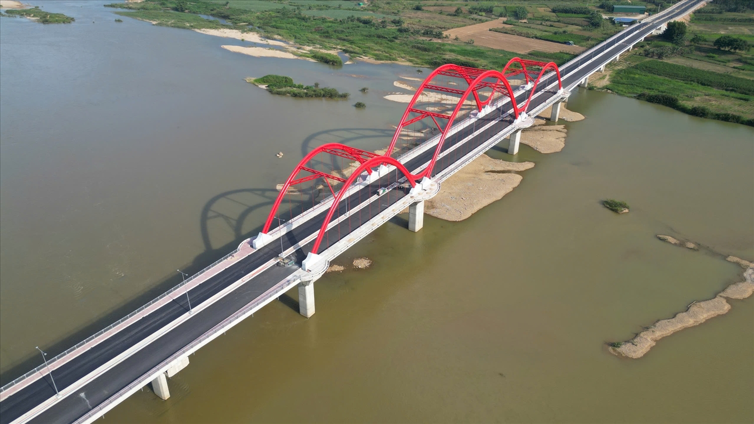 Cầu Trà Khúc 3 là công trình cầu vòm đầu tiên ở Quảng Ngãi.