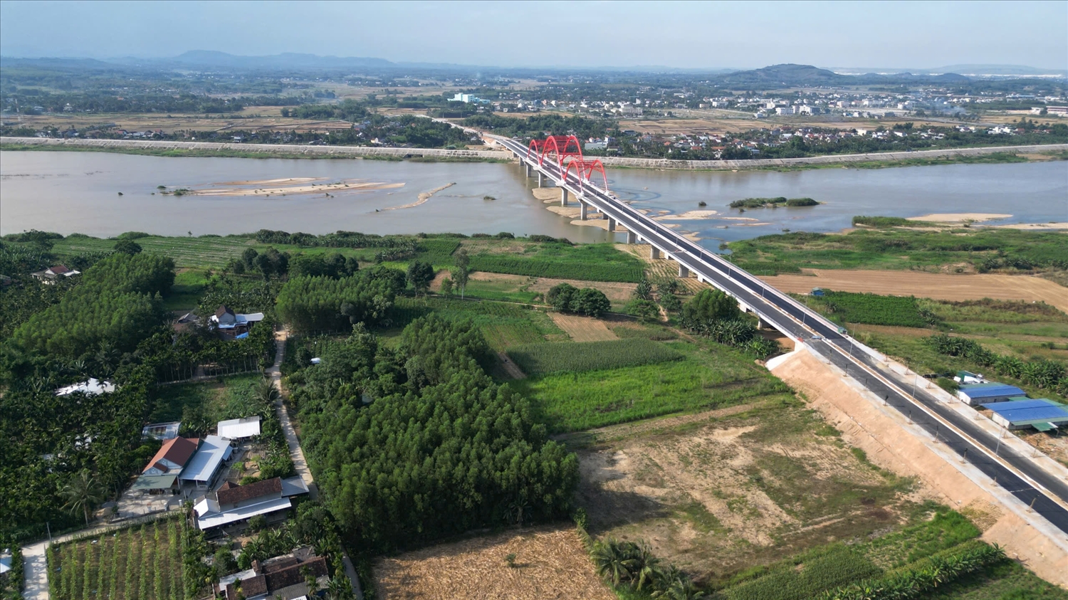 Cầu Trà Khúc 3 tạo hành lang liên kết giữa trung tâm TP Quảng Ngãi với các huyện Sơn Tinh, Tư Nghĩa và các vùng lân cận.