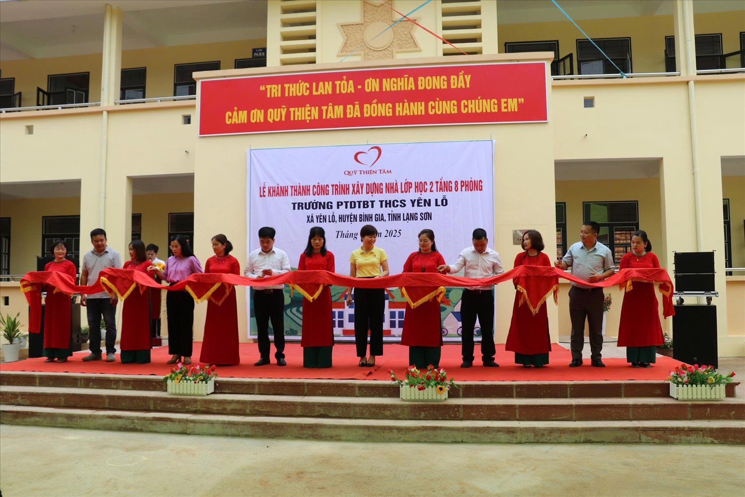 Lễ cắt băng khánh thành