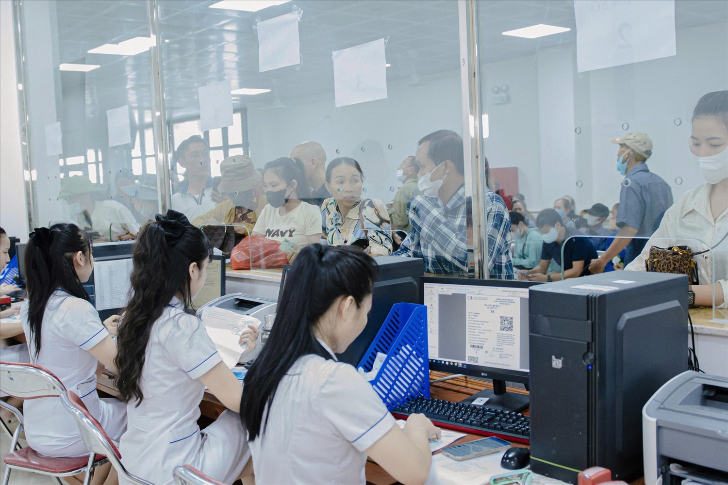 Đội ngũ nhân viên nhiệt tình, tận tâm tại phòng tiếp nhận hồ sơ ban đầu