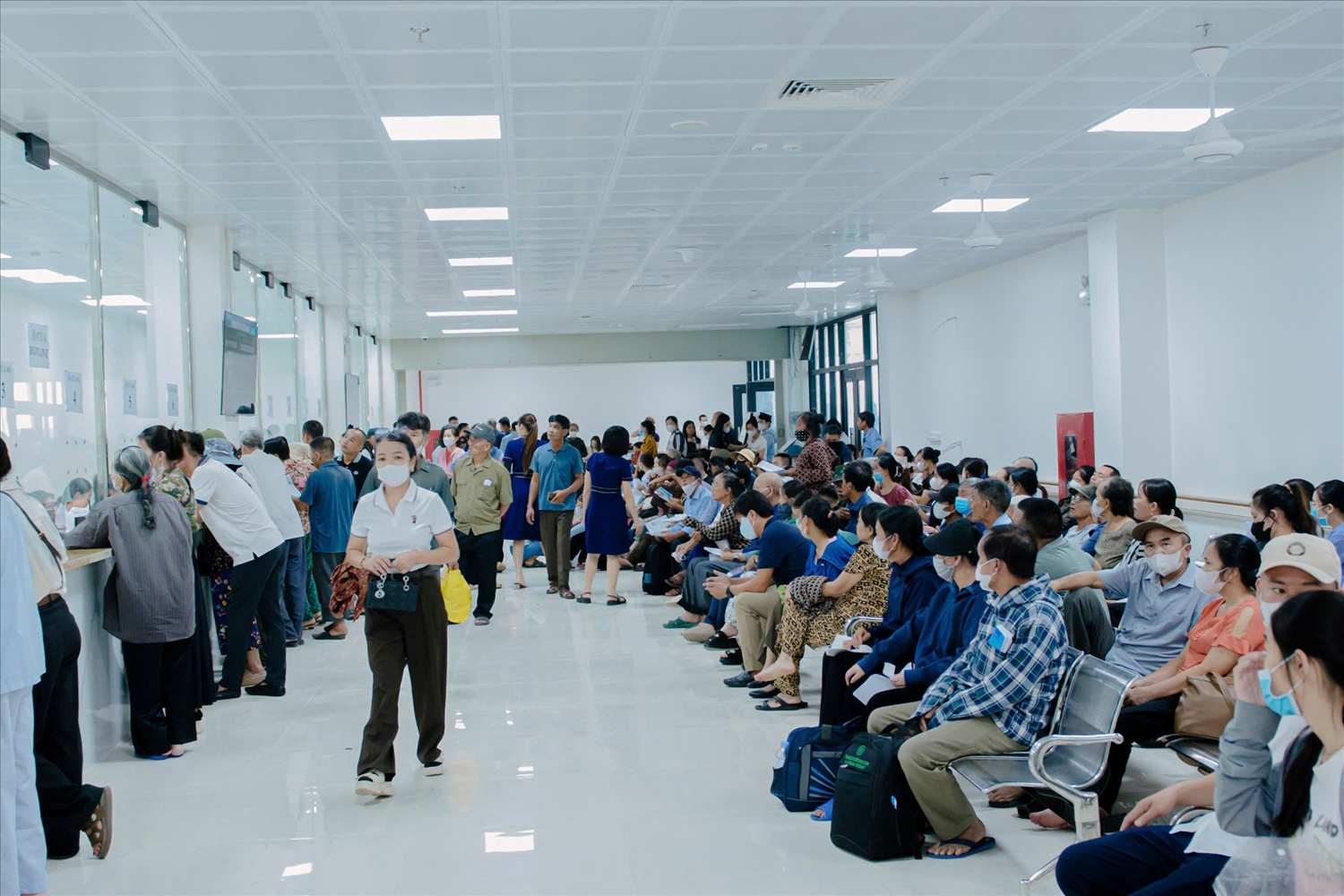 Hàng ngàn người bệnh đã đến khám và điều trị tại cơ sở mới trong ngày làm việc đầu tiên