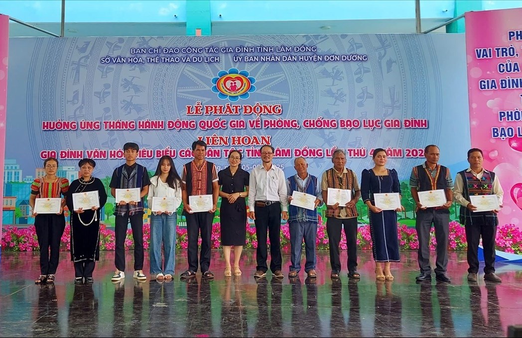 Ban Tổ chức trao giấy chứng nhận cho các gia đình đạt thành tích tại Liên hoan.