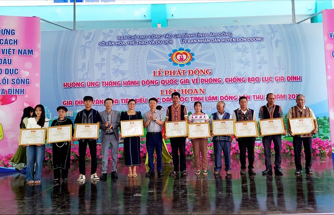Ban Tổ chức tặng Giấy khen của Ban Chỉ đạo Công tác gia đình tỉnh Lâm Đồng cho các gia đình tích cực tham gia Liên hoan