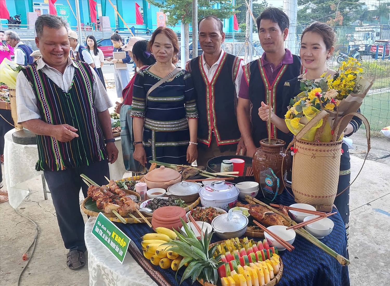 Bữa cơm của gia đình ông K’B Rốp, Thôn B’Đơ, xã Lộc An, huyện Bảo Lâm trong hội thi nấu ăn “Bữa cơm gia đình - Ấm áp yêu thương” tại liên hoan