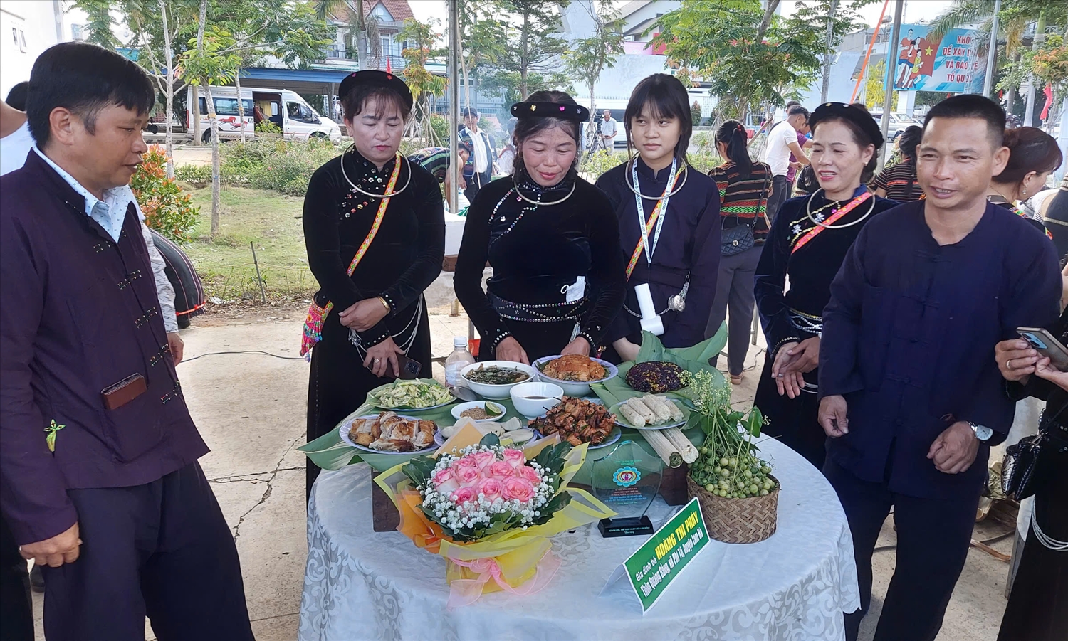 Bữa cơm của gia đình bà Hoàng Thị Phảy đến từ thôn Quảng Bằng, xã Phi Tô, huyện Lâm Hà đậm đà hương vị của dân tộc Tày.