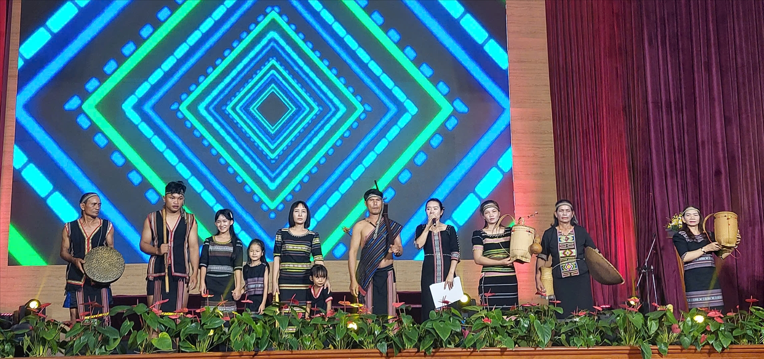 Trình diễn trang phục truyền thống của người Cơ Ho đến từ Thôn B Đơ, xã Lộc An, huyện Bảo Lâm