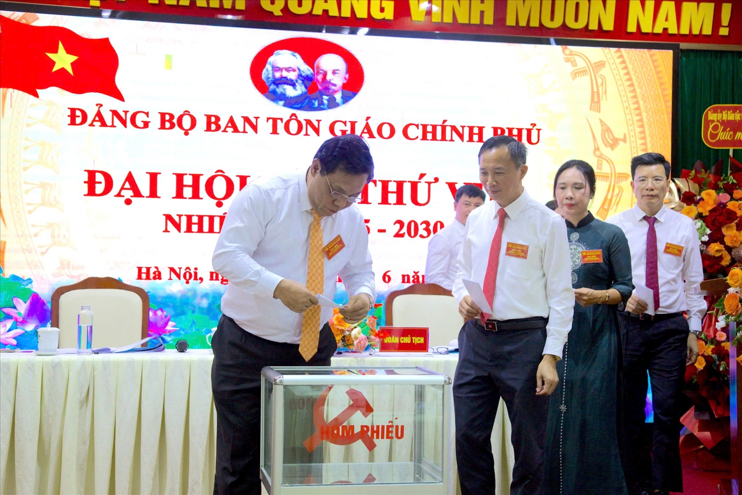 Thứ trưởng Bộ Dân tộc và Tôn giáo Nguyễn Hải Trung cùng các đại biểu tiến hành bỏ phiếu tại Đại hội