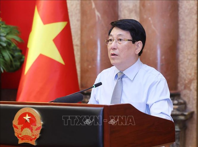 Chủ tịch nước Lương Cường: Sự sáng tạo và tài hoa là yếu tố quan trọng nhất tạo nên giá trị bền vững cho sản phẩm truyền thống. Ảnh: TTXVN