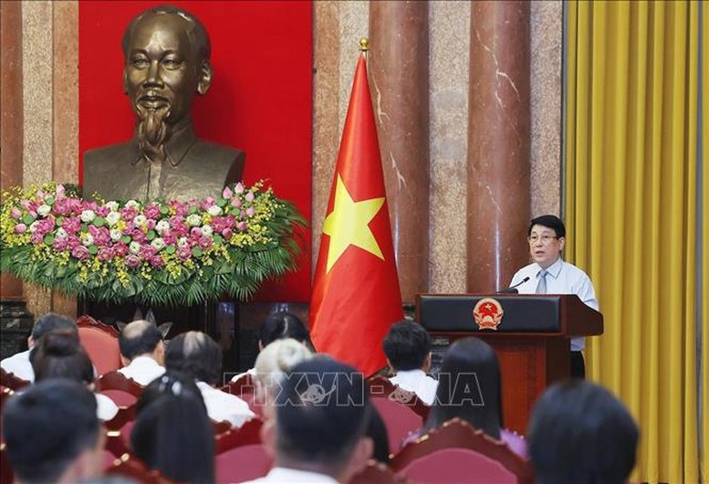 Chủ tịch nước Lương Cường ghi nhận và biểu dương những kết quả rất đáng tự hào của Hiệp hội Làng nghề Việt Nam và của các nghệ nhân cả nước thời gian qua. Ảnh: TTXVN