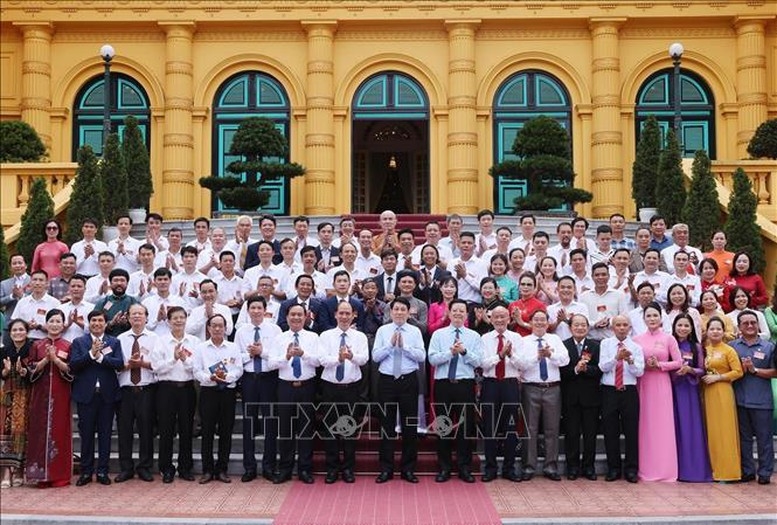 Chủ tịch nước Lương Cường và các đại biểu. Ảnh: TTXVN
