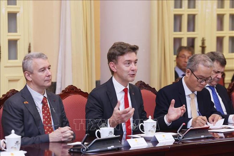 Đại sứ, Trưởng Phái đoàn Liên minh châu Âu tại Việt Nam Julien Guerrier (giữa) phát biểu