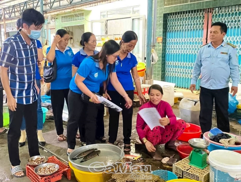 Vận động tuyển truyền các tiểu thương chợ P. 7 , TP. Cà Mau ko mua bán cá non ( ảnh Báo Cà Mau) 