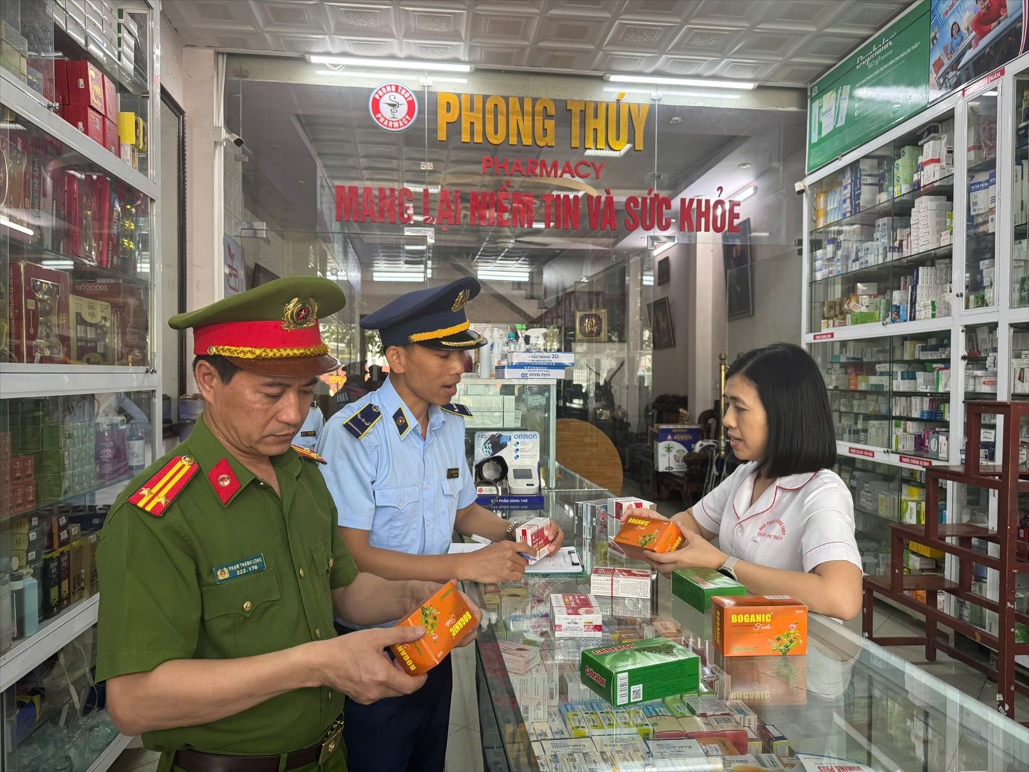 Lực lượng chức năng tuyên truyền các hộ kinh danh chấp hành nghiêm các quy định của pháp luật, không kinh doanh hàng giả, hàng kém chất lượng