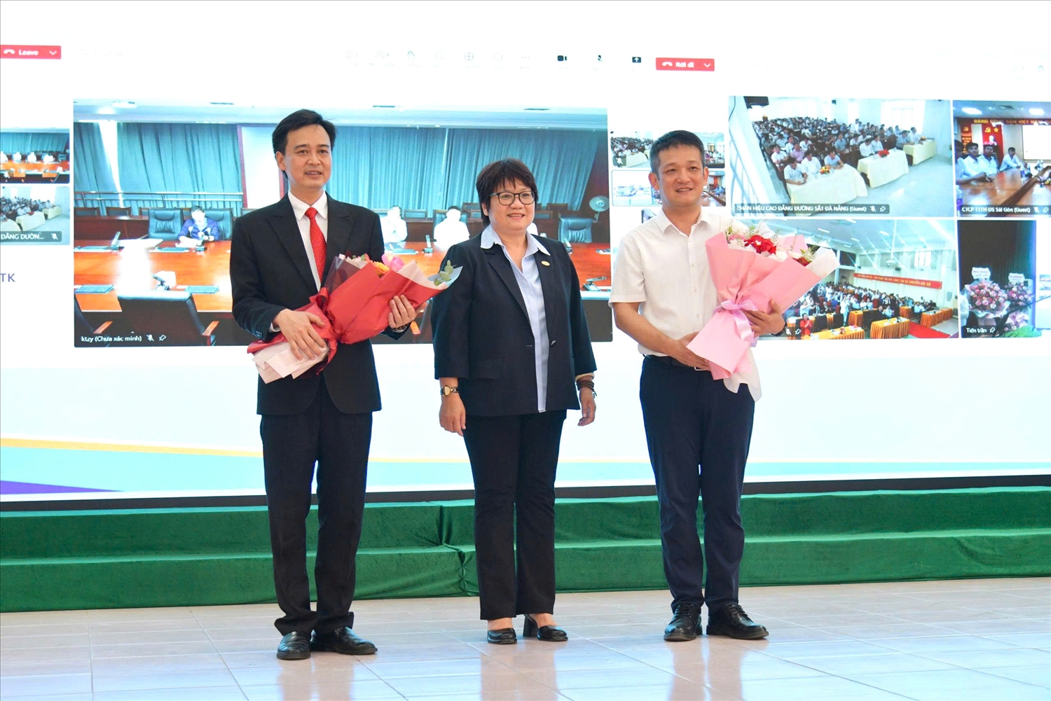Lãnh đạo Tổng công ty Đường sắt Việt Nam chúc mừng sự hợp tác giữa các nhà trường trong đào tạo về đường sắt tốc độ cao.
