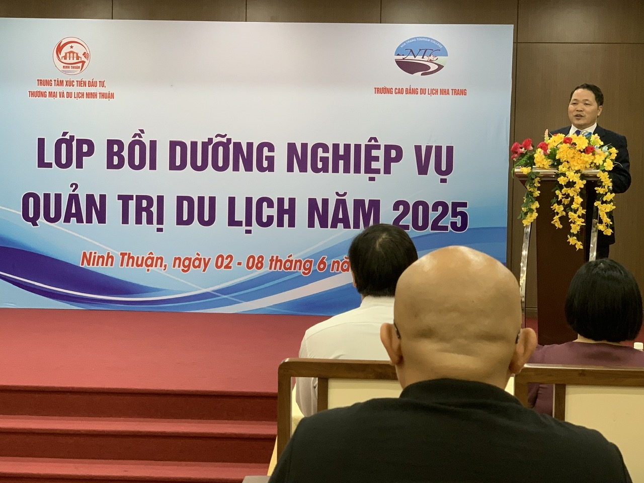 Ông Nguyễn Doãn Thành - Hiệu trưởng Trường Cao đẳng Du lịch Nha Trang phát hiểu Bế giảng cam kết hỗ trợ đào tạo, kết nối giữa nhà trường, địa phương và doanh nghiệp tại Ninh Thuận