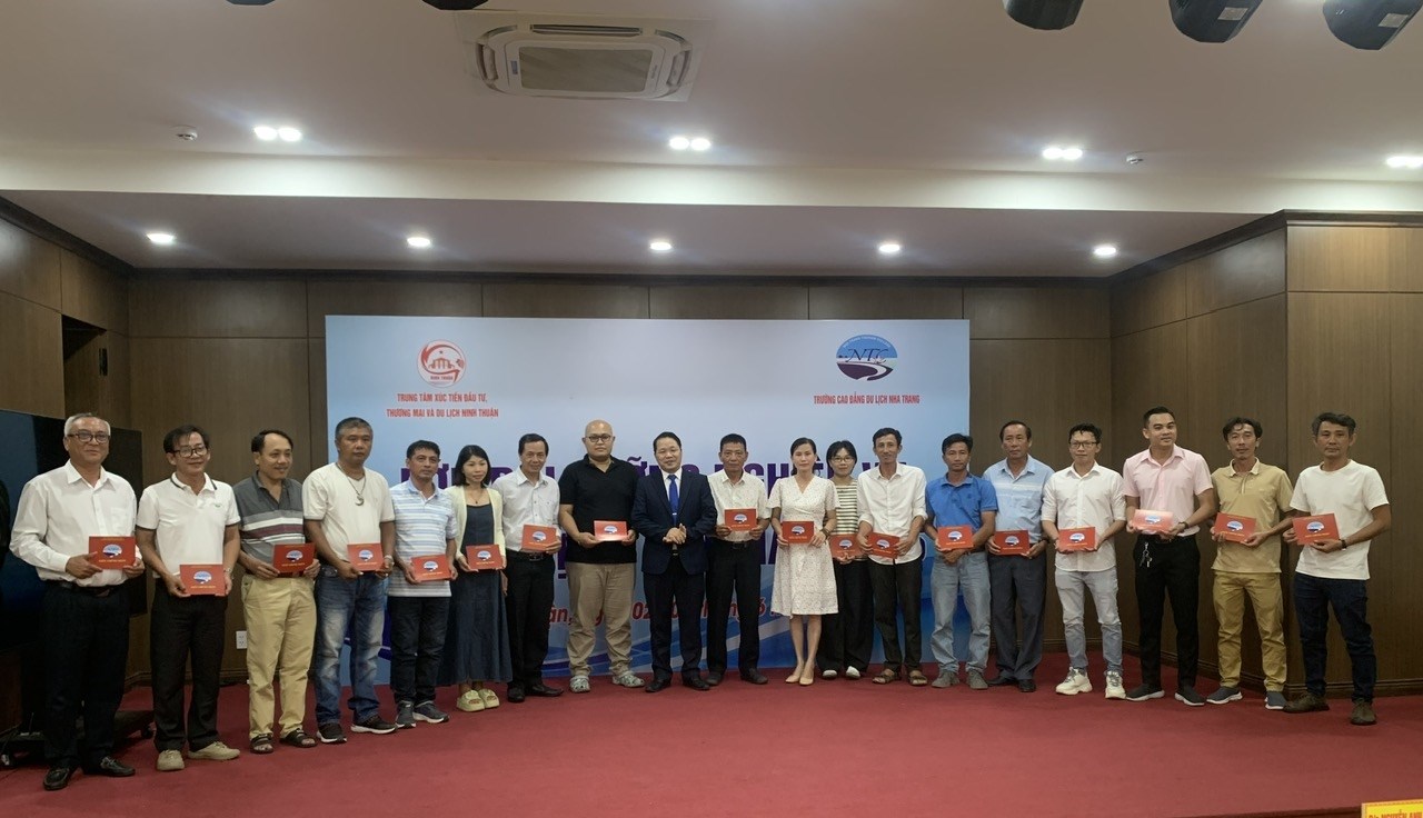 Trao chứng nhận cho các học viên đã hoàn thành khóa bồi dưỡng Nghiệp vụ Quản trị Du lịch năm 2025