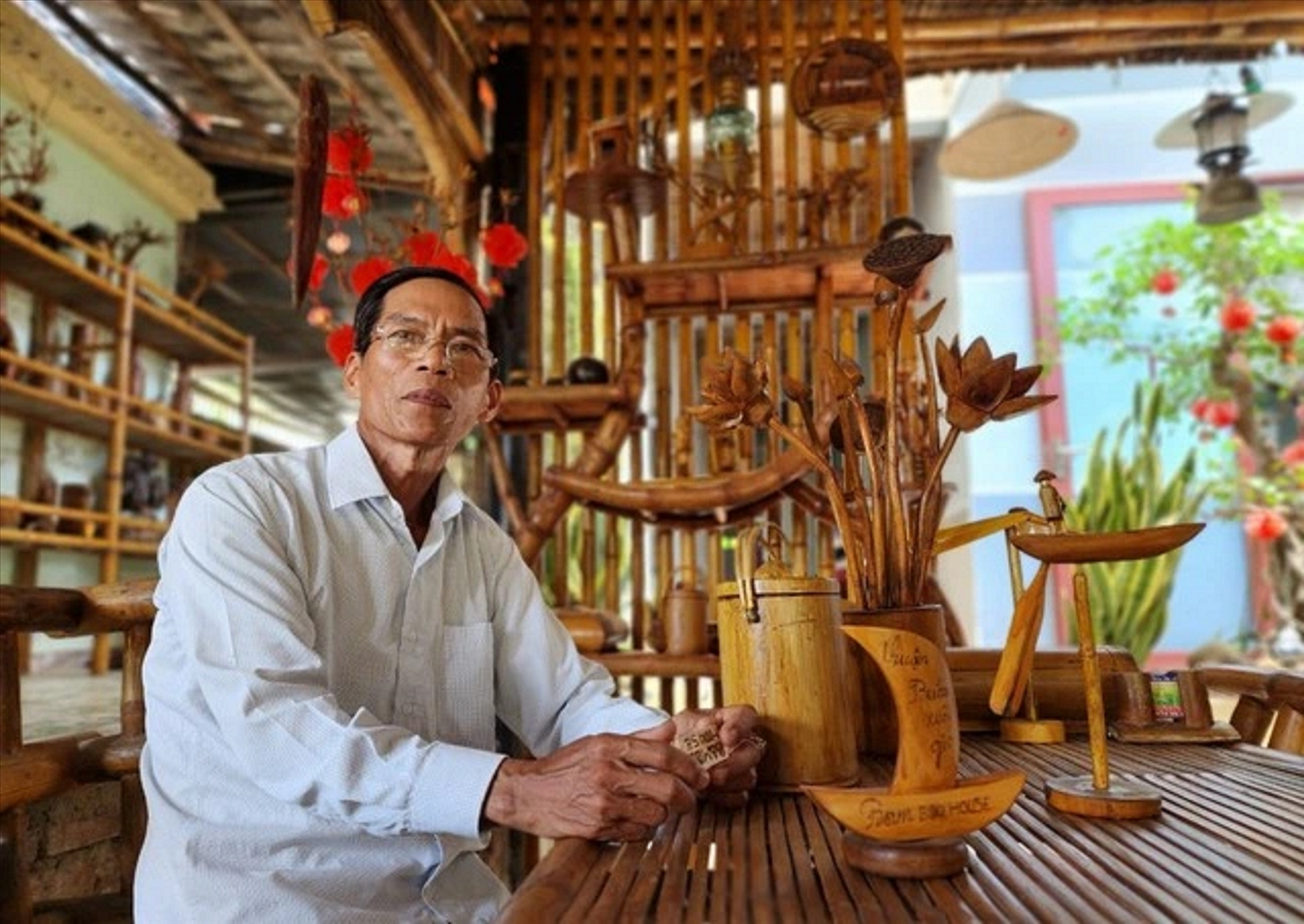 Từ tre trúc, ông Hùng đã dày công tạo hình, “thổi hồn” thành một tác phẩm nghệ thuật có một không hai.