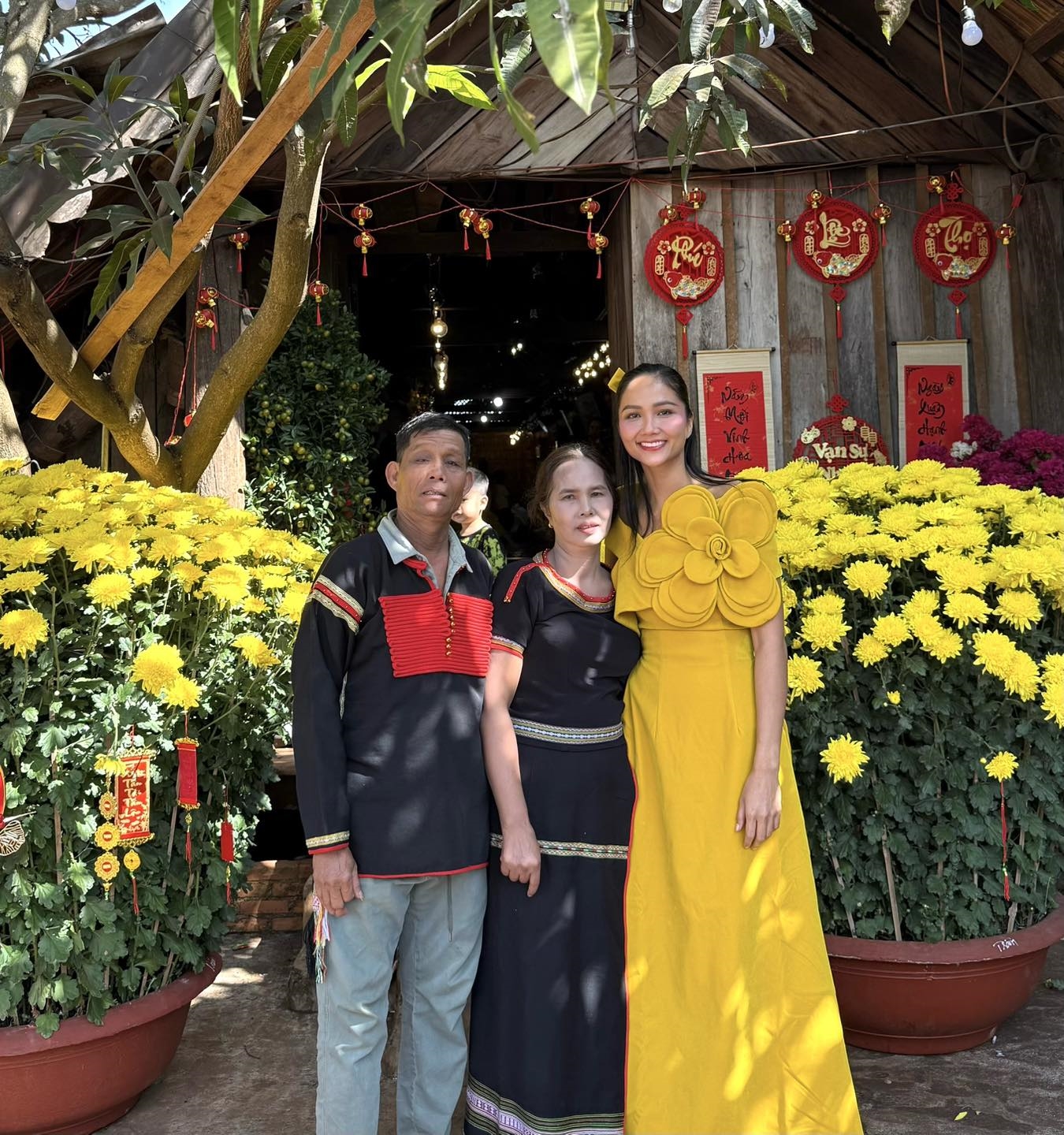 Hoa hậu H’Hen Niê và bố mẹ pose dáng chụp ảnh Tết