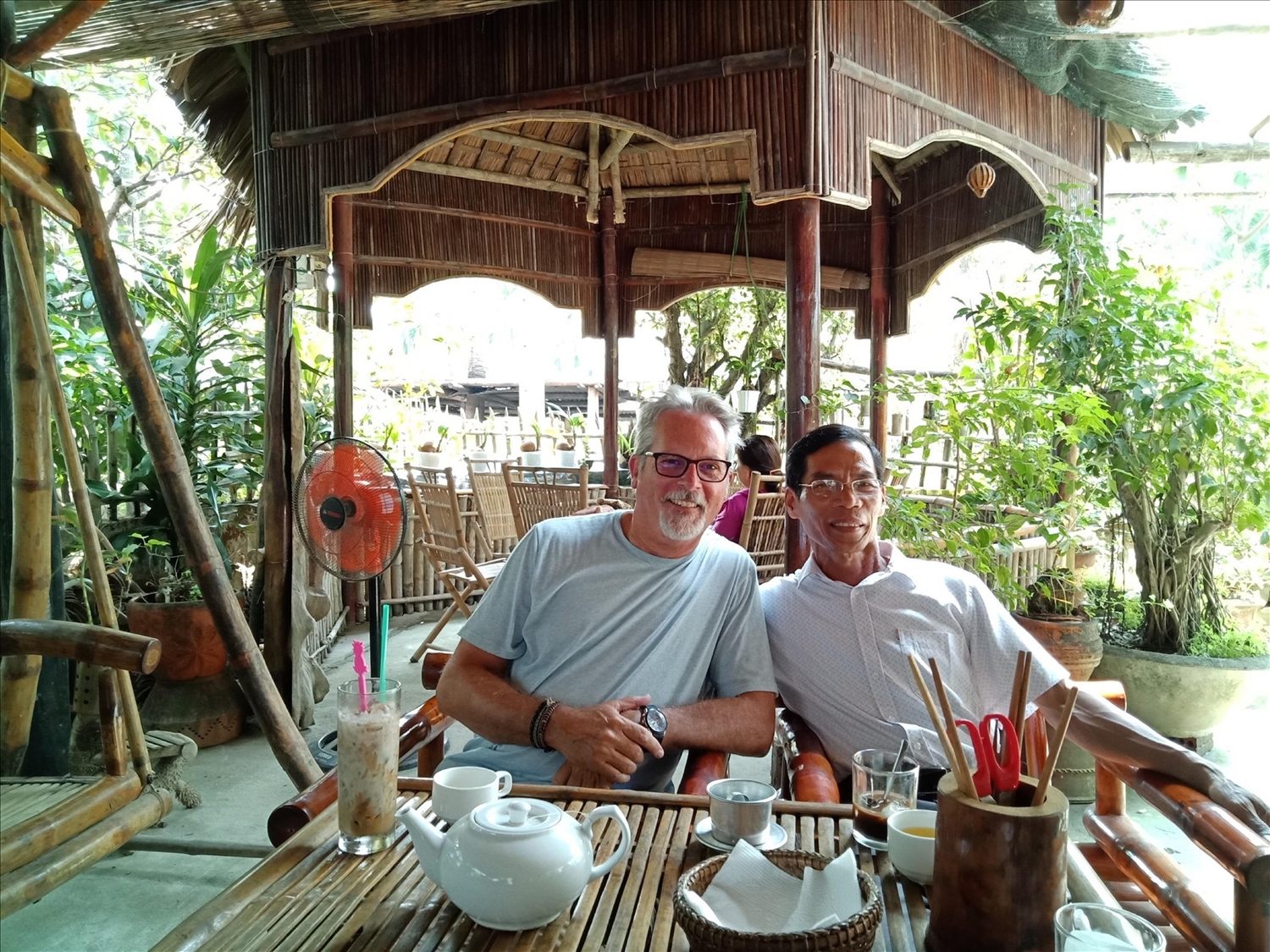 Nhiều du khách nước ngoài đã trở thành bạn của ông Hùng vì mê đắm vẻ đẹp làng quê Việt.