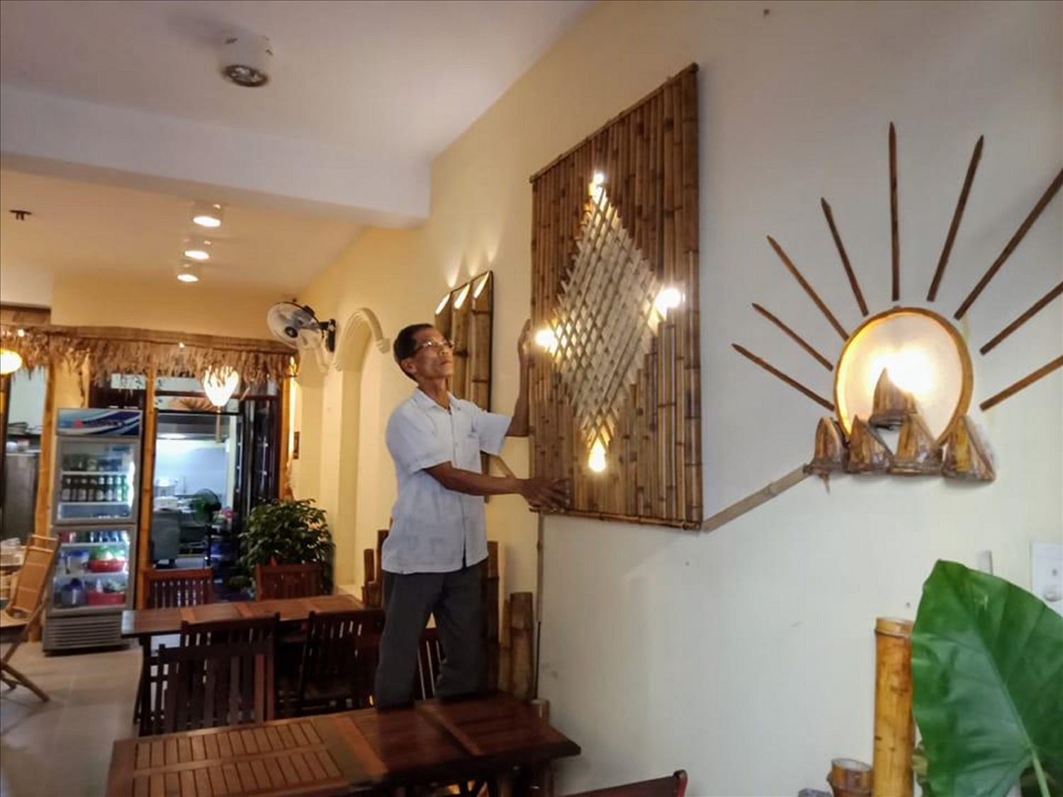 Với kỹ nghệ, ông Hùng đã đưa thiết kế nhà tre, mái lá vào các resort, nhà hàng, khu du lịch… ở Hội An, Đà Nẵng.