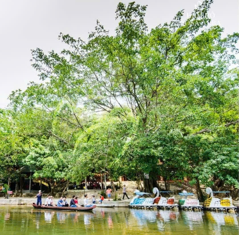 Bến đò trong Khu du lịch Hầm Hô 