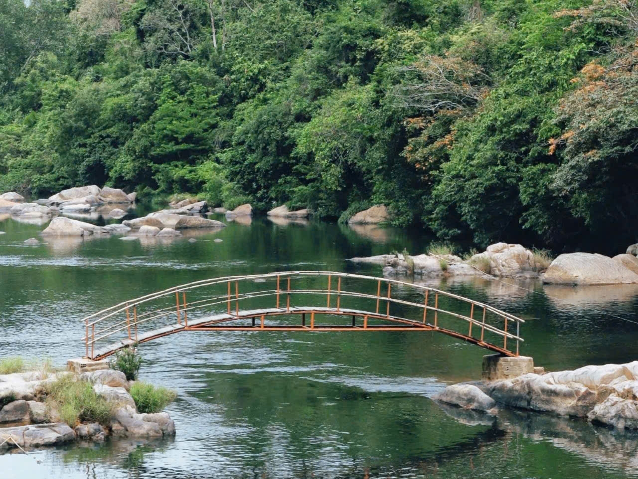  Chiếc cầu nhỏ nối 2 bờ sông tại trung tâm Khu du lịch Hầm Hô - Ảnh Xuân Hiền