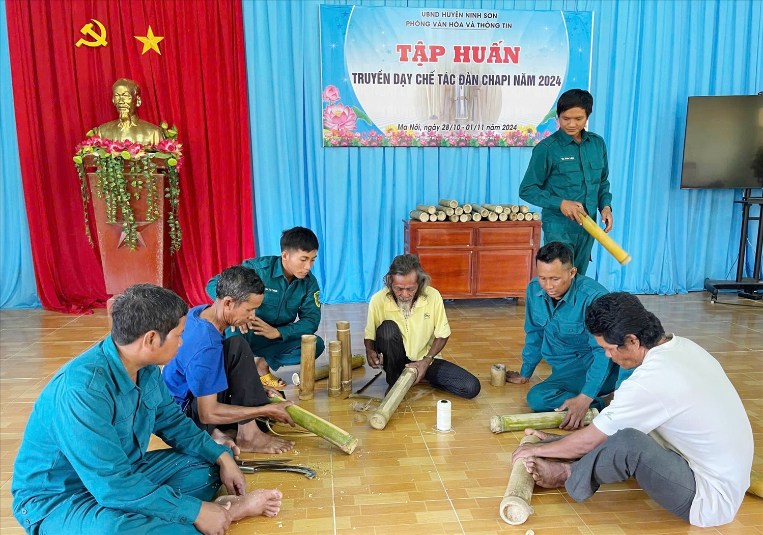 1Nghệ nhân ưu tú Chamaléa Âu, thôn Do, xã Ma Nới, huyện Ninh Sơn, tỉnh Ninh Thuận hướng dẫn bà con chế tác đàn Chapi 3.