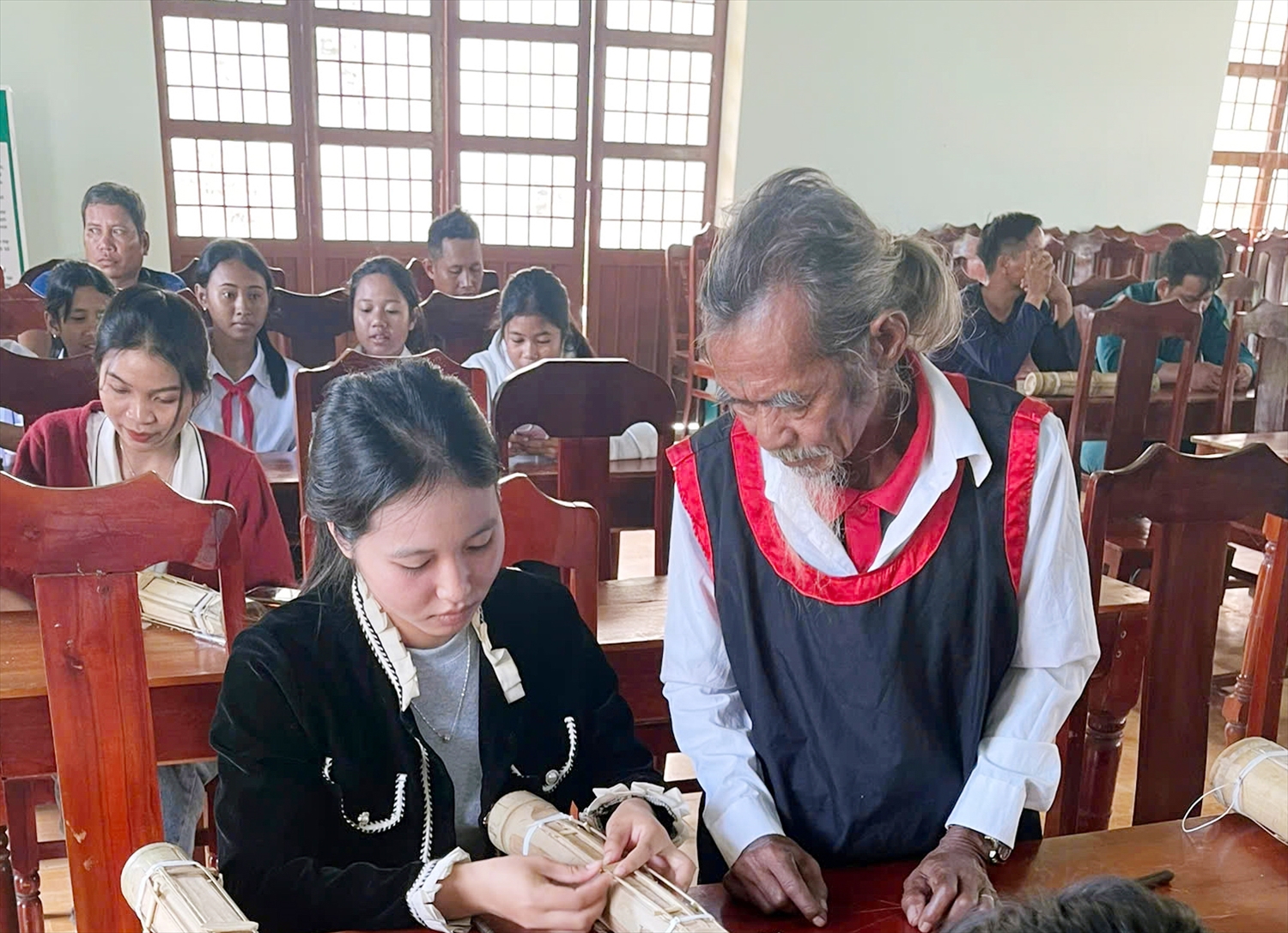 Nghệ nhân ưu tú Chamaléa Âu, thôn Do, xã Ma Nới, huyện Ninh Sơn, tỉnh Ninh Thuận hướng dẫn bà con chế tác đàn Chapi 2