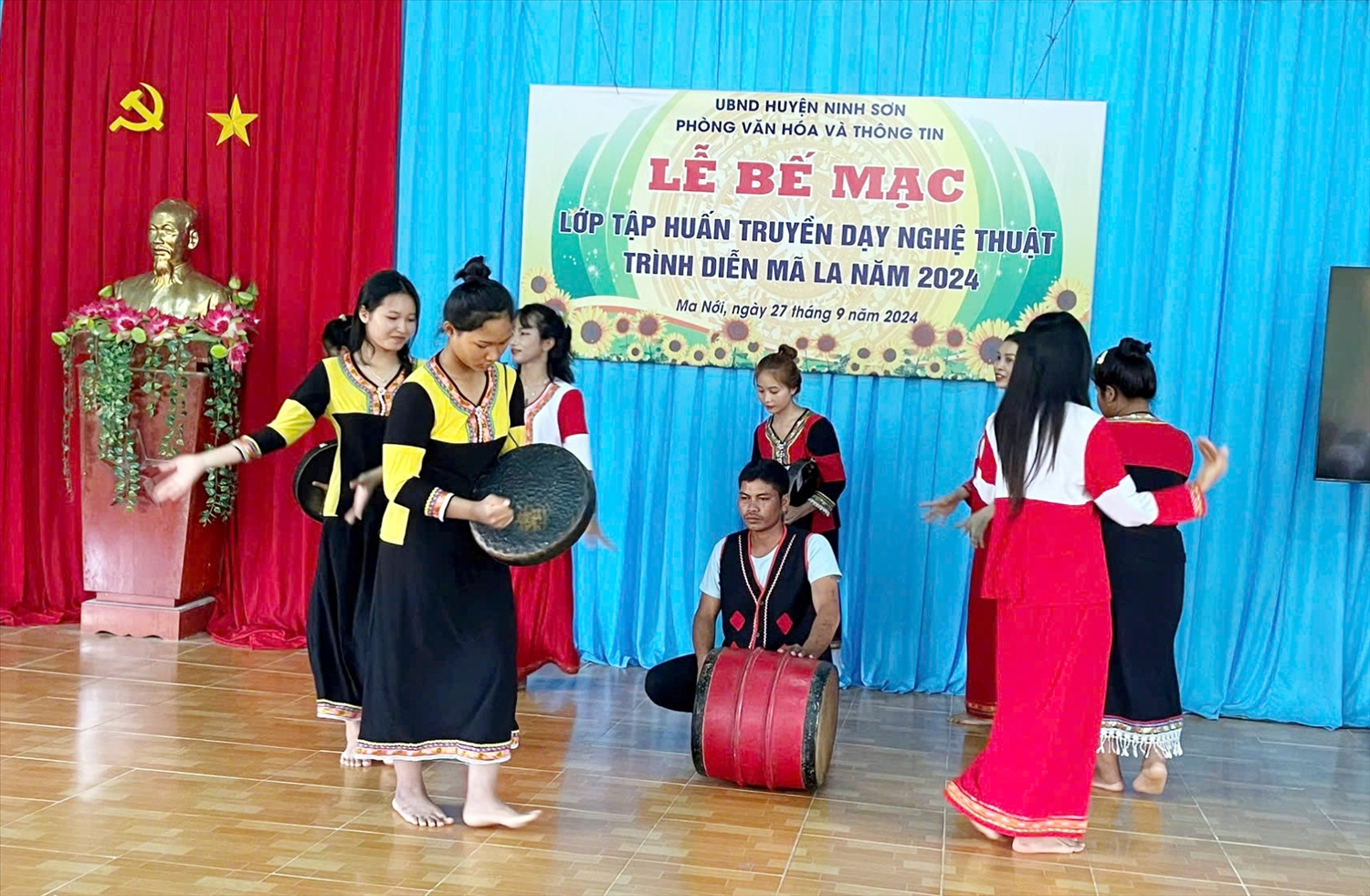 Bà con xã Ma Nới, huyện Ninh Sơn học diễn tấu đánh mã la