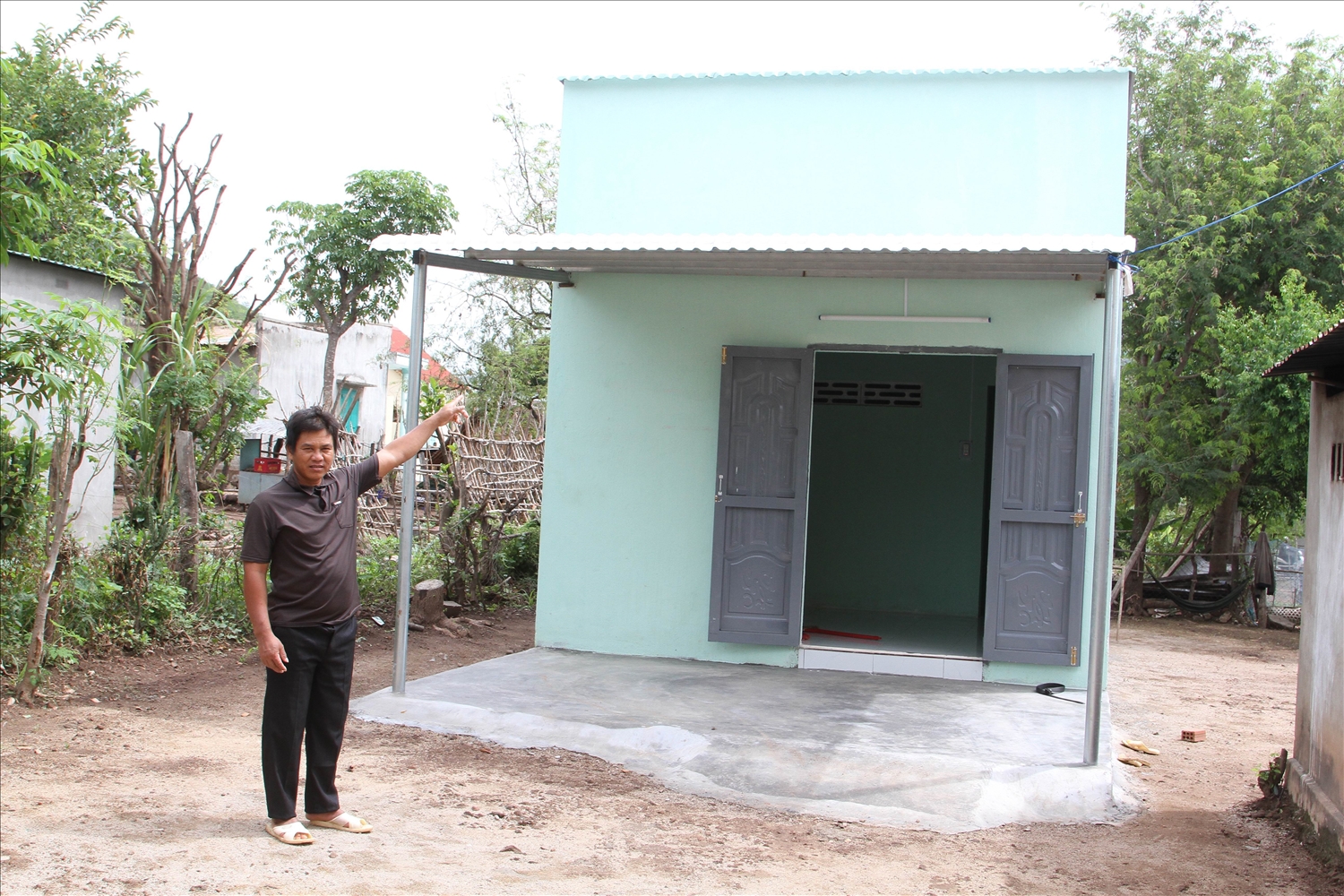 Anh Chamaleá Hương ở thôn Rã Trên, xã Phước Trung, huyện Bác Ái, vui mừng với căn nhà mới bàn giao đưa vào sử dụng ngày 1/6/2025. 