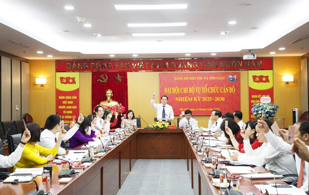 Các đảng viên biểu quyết thông qua nhiều nội dung của Đại hội