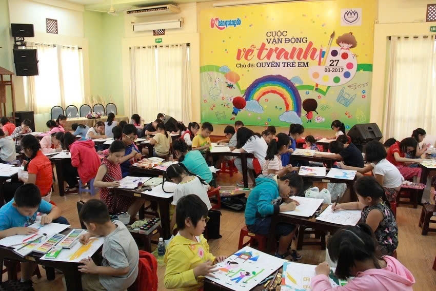 Các học sinh đến từ các Nhà thiếu nhi quận, huyện trong TP.HCM tham gia vẽ tranh với về Quyền trẻ em. Ảnh: TL