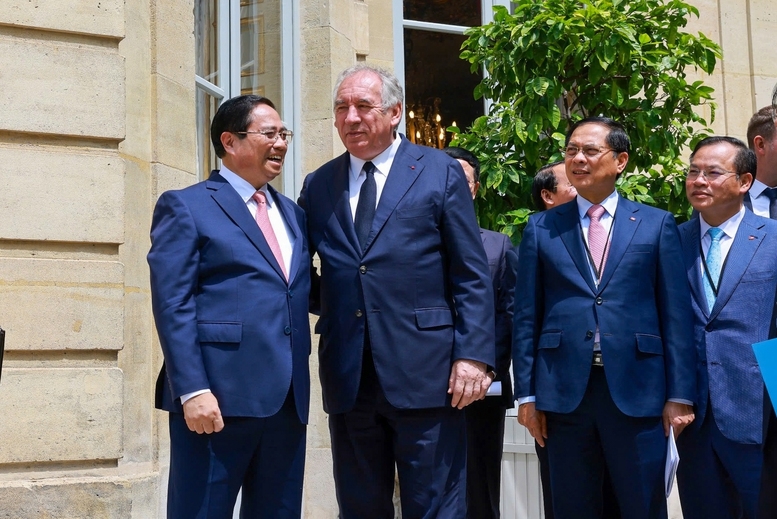 Thủ tướng Pháp Francois Bayrou giới thiệu với Thủ tướng Phạm Minh Chính không gian, kiến trúc điện Matignon - Ảnh: VGP/Nhật Bắc