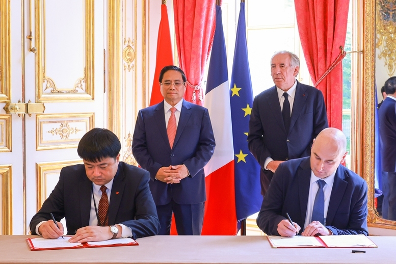 Thủ tướng Phạm Minh Chính và Thủ tướng Pháp Francois Bayrou chứng kiến Lễ ký kết và trao Biên bản ghi nhớ giữa Viện hàn lâm Khoa học và Công nghệ Việt Nam và Uỷ ban Năng lượng nguyên tử và Năng lượng thay thế Pháp - Ảnh: VGP/Nhật Bắc