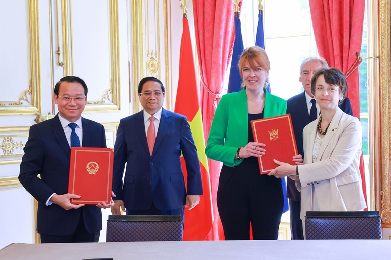 Thủ tướng Phạm Minh Chính và Thủ tướng Pháp Francois Bayrou chứng kiến Lễ ký kết và trao Thoả thuận hợp tác ba bên giữa Cục Địa chất và Khoáng sản Việt Nam, Cục nghiên cứu địa chất và khoáng sản Pháp BRGM và Cơ quan Phát triển Pháp AFD về quản lý bền vững tài nguyên khoáng sản và tăng cường kiến thức địa chất cho chuyển dịch năng lượng - Ảnh: VGP/Nhật Bắc