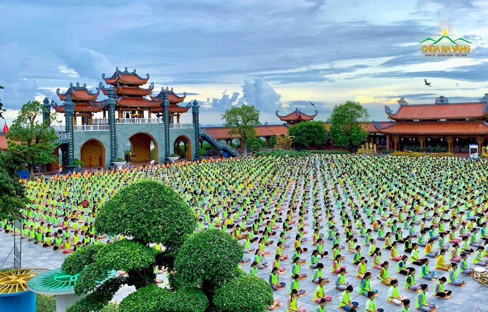 Các khóa sinh thực hành ngồi thiền tại Khóa tu mùa hè Chùa Ba Vàng