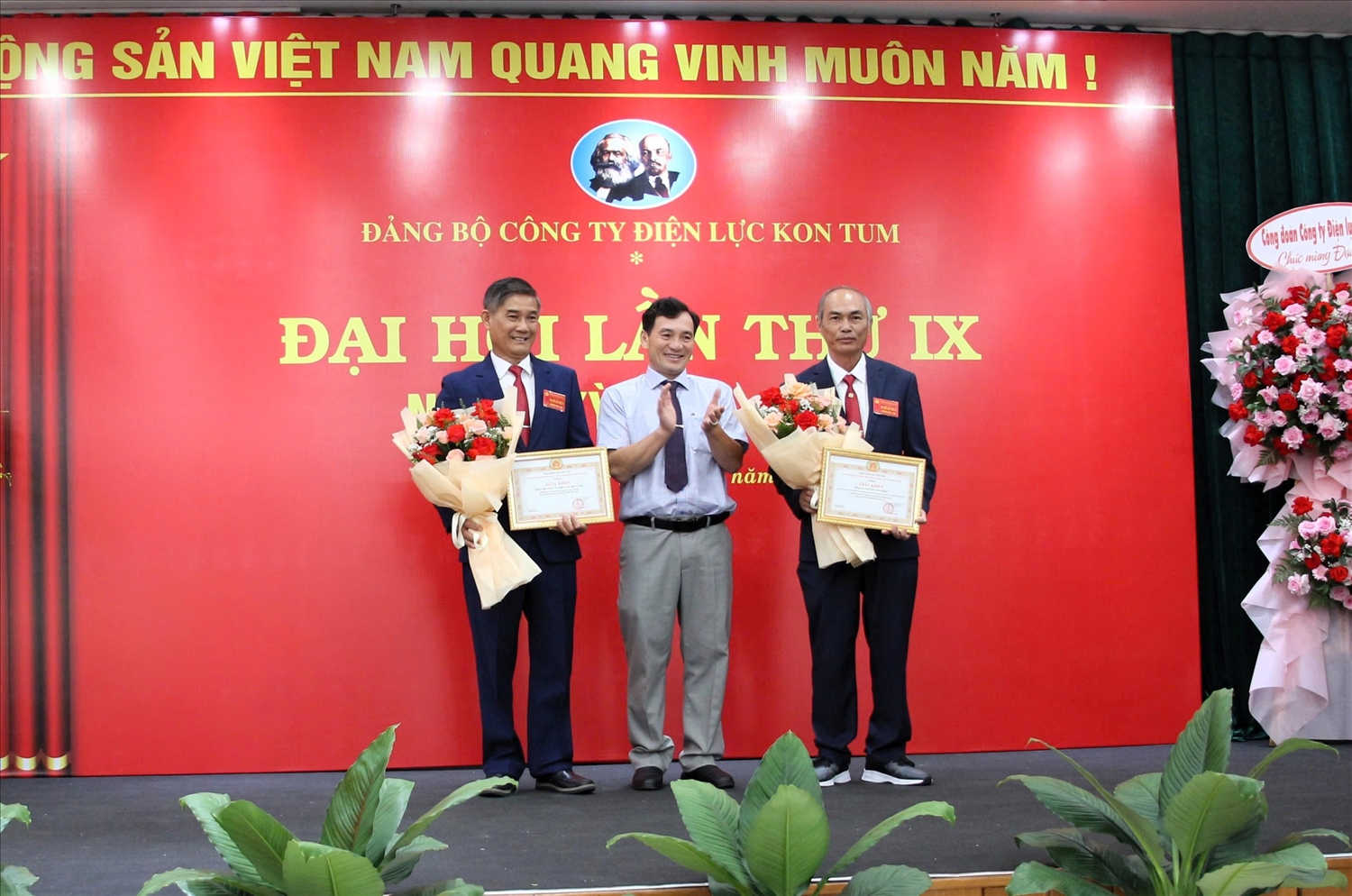Đảng ủy UBND tỉnh Kon Tum tặng Giấy khen cho 1 tập thể, 1 cá nhân về thành tích xuất sắc trong học tập và làm theo tư tưởng, đạo đức, phong cách Hồ chí Minh giai đoạn 2016-2025.