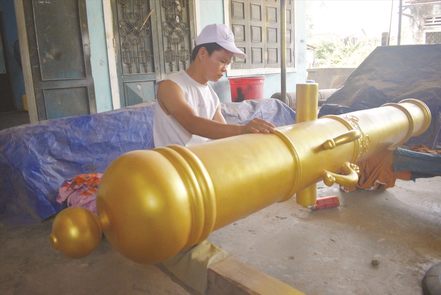 Khẩu pháo khổng lồ- sản phẩm từ cơ sở đúc đồng của Nghệ nhân Dương Ngọc Thắng
