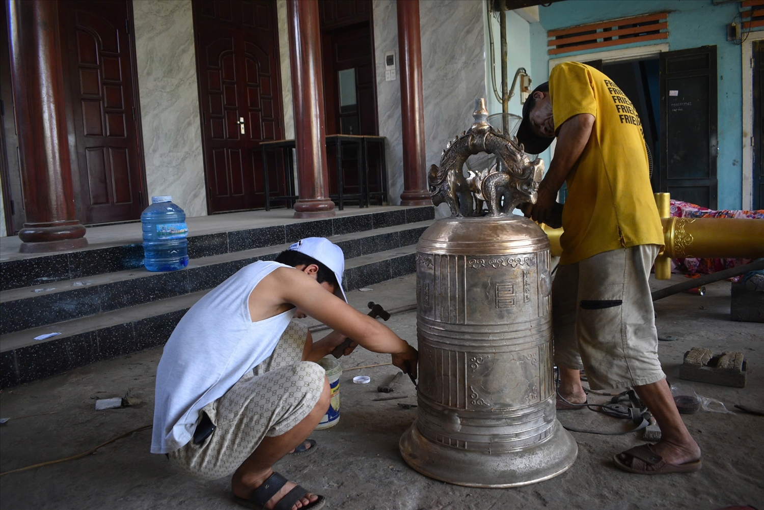Cơ sở đúc đồng của ông Thắng đang tạo công ăn việc làm cho 15 lao động địa phương
