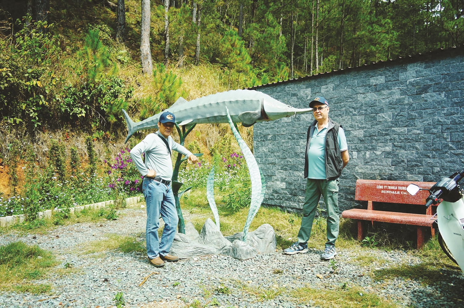 Ông Kuznetsov (bìa phải) và tác giả