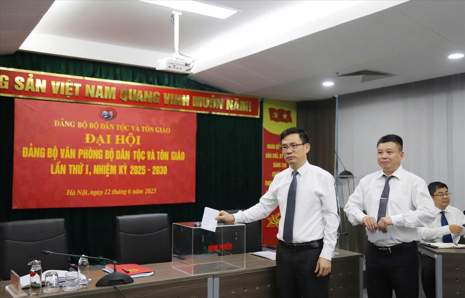 Các đại biểu bỏ phiếu bầu Ban Chấp hành Đảng bộ khóa mới