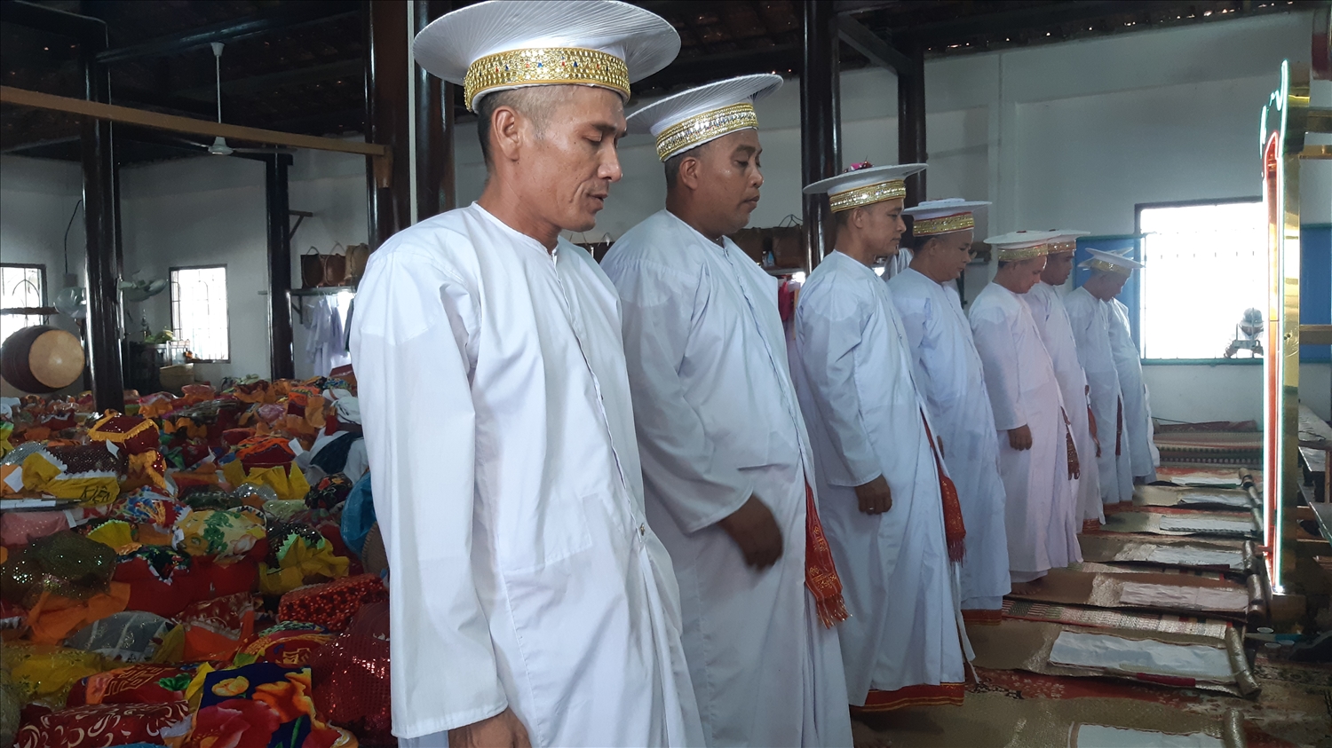 Chức sắc Po Acar hành lễ tại thánh đường thôn Văn Lâm, xã Phước Nam, huyện Thuận Nam, tỉnh Ninh Thuận.