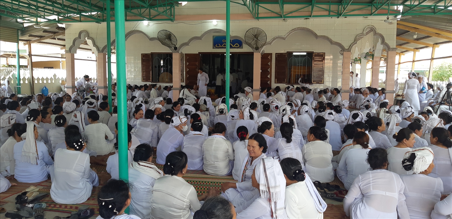 Không khí sinh hoạt tôn giáo của cộng đồng Chăm Bini ở thánh đường