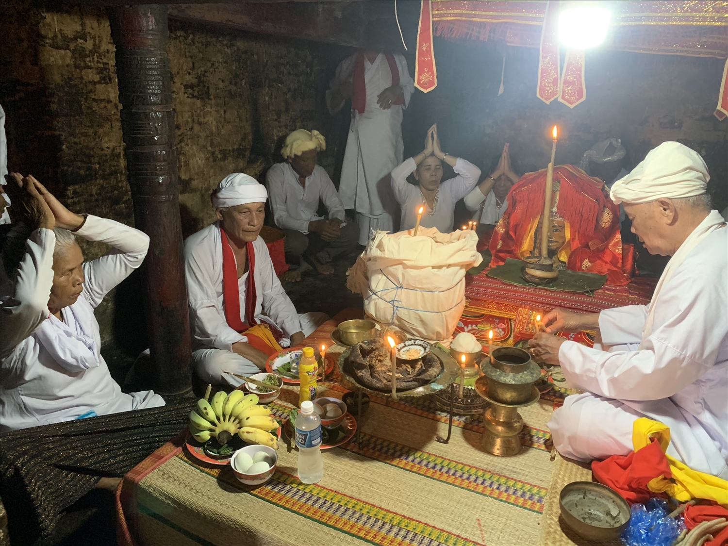 Người Chăm dâng lễ vật cúng trên đền tháp Po Klong Garai