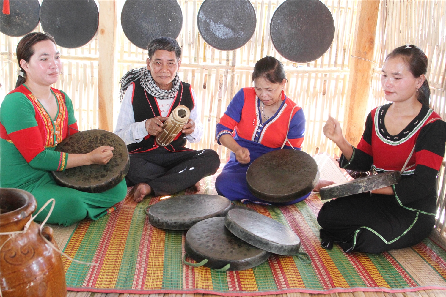 Nghệ nhân Ưu tú Mai Thấm hòa tấu đàn chapi cùng nhạc cụ mã la.