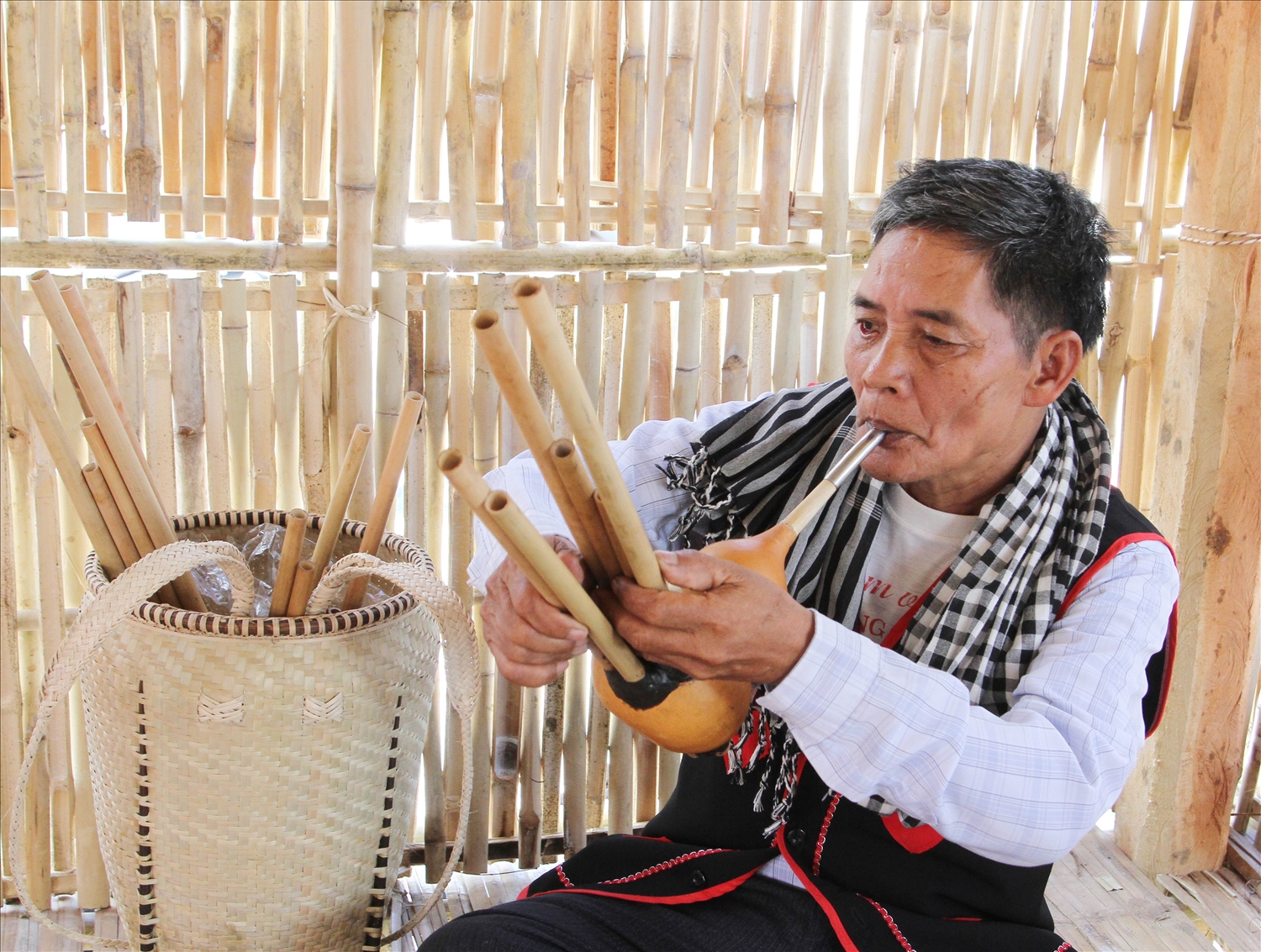 Nghệ nhân Ưu tú Mai Thấm biểu diễn kèn bầu, nhạc cụ truyyền thống đồng bào Raglay.
